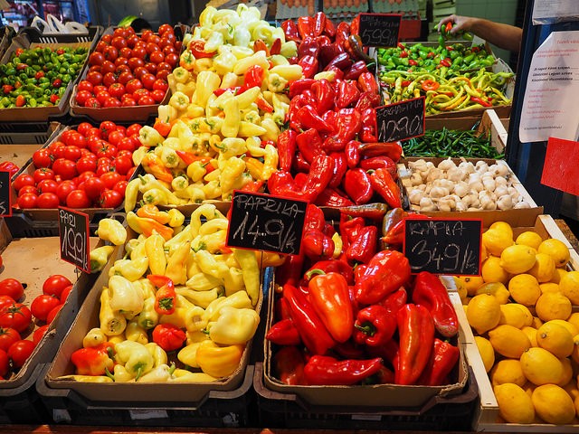 דוכן ירקות בשוק המקורה